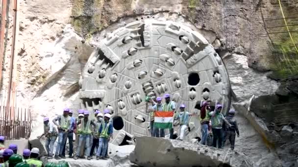 ムンバイ インド 2021年2月12日 ムンバイ メトロ3号線サハル ロード駅のトンネルの画期的な地点にトンネルボーリングマシンが到達した後 ムンバイ メトロ コーポレーションの労働者がインド国旗を振る — ストック動画