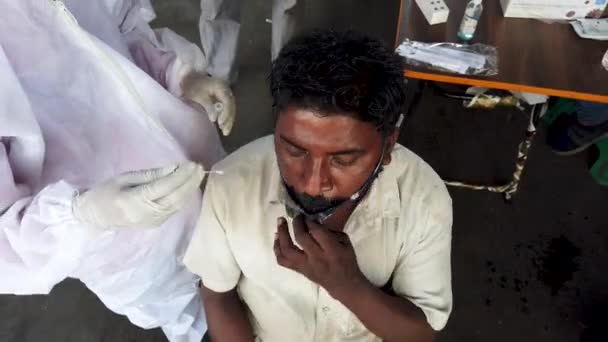 Mumbai India Febrero 2021 Trabajadores Salud Recogen Una Muestra Hisopo — Vídeo de stock
