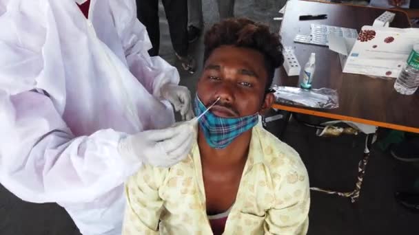 Mumbai India 2021年2月20日 卫生工作者在Chembur的一条街道上采集了一个男人的棉签样本 用于对Covid 19的Coronavirus进行Rtpcr检测 — 图库视频影像