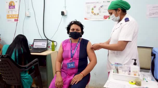 Mumbai Indien Februar 2021 Ein Medizinischer Mitarbeiter Impft Einen Fronthelfer — Stockvideo