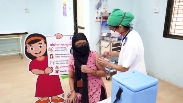 Mumbai India Února 2021 Lékař Očkuje Pracovníka První Linii Vakcínou — Stock video