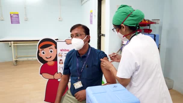 Mumbai Índia Fevereiro 2021 Médico Inocula Trabalhador Linha Frente Com — Vídeo de Stock