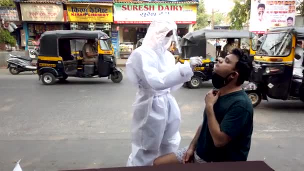 Mumbai India 2021 종사자들 거리를 Covid Coronavirus 검사를 남자로부터 표본을 — 비디오