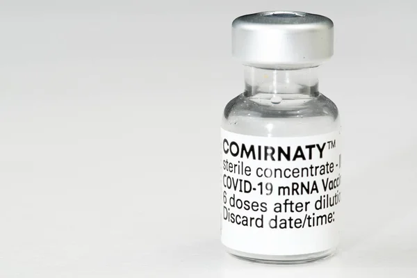 En ampull med comirnaty vaccin — Stockfoto