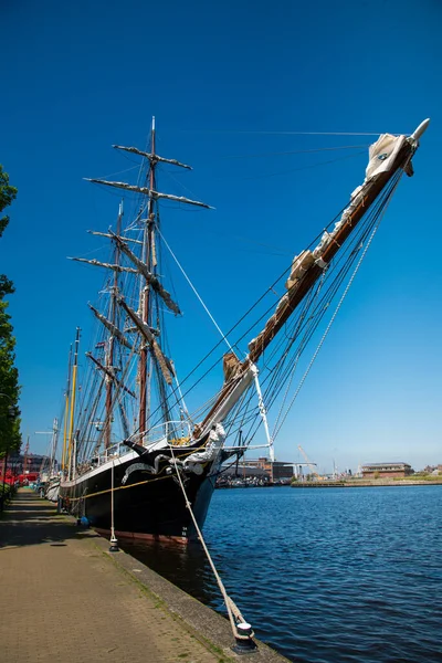 Den Helder, Países Bajos. 5 de mayo de 2021. Vieja clipper amarrada en el muelle del antiguo astillero Willemsoord en Den Helder, los Países Bajos. — Foto de Stock
