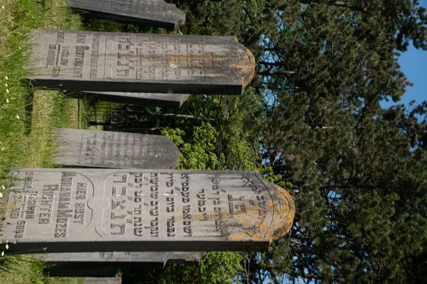 Den Helder, the Netherlands. June 3, 2021.The old dilapidated graves of the Jewish cemetery in Den Helder, the Netherlands. — Stock Photo, Image