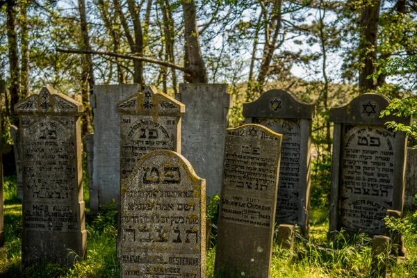 Den Helder, the Netherlands. June 3, 2021.The old dilapidated graves of the Jewish cemetery in Den Helder, the Netherlands. — Stock Photo, Image