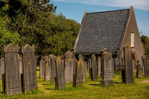 Den Helder, Hollandia. 2021. június 3.A hollandiai Den Helderben lévő zsidó temető lepusztult sírjai. — Stock Fotó