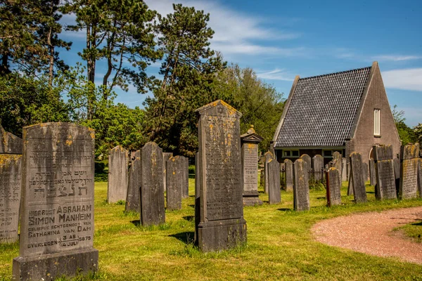 Den Helder, the Netherlands. June 3, 2021.The old dilapidated graves of the Jewish cemetery in Den Helder, the Netherlands. — Stock Photo, Image