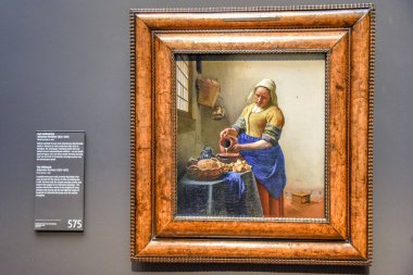 Amsterdam, Hollanda 'da. Eylül 2020. Amsterdam 'daki Rijksmuseum' da Johannes Vermeer 'in ünlü yağlı boya tabloları.
