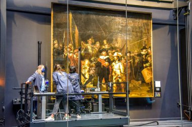 Amsterdam, Hollanda 'da. Eylül 2020. Meşhur yağlı boya resmin restorasyonu Rembrandt van Rijn 'ın Gece Nöbeti.