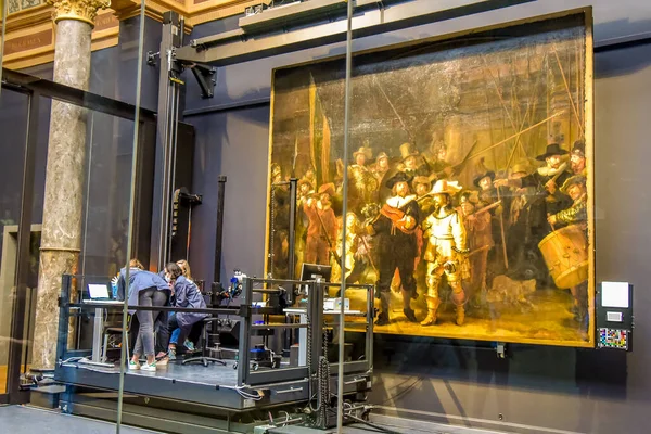 Ámsterdam, Países Bajos. Septiembre 2020. La restauración de la famosa pintura al óleo de la Guardia Nocturna de Rembrandt van Rijn. — Foto de Stock
