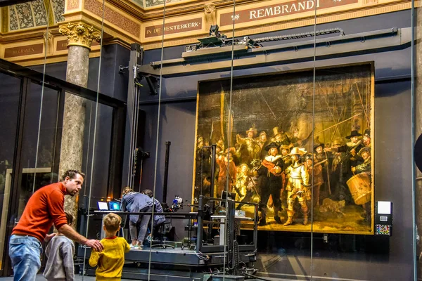 Ámsterdam, Países Bajos. Septiembre 2020. La restauración de la famosa pintura al óleo de la Guardia Nocturna de Rembrandt van Rijn. — Foto de Stock