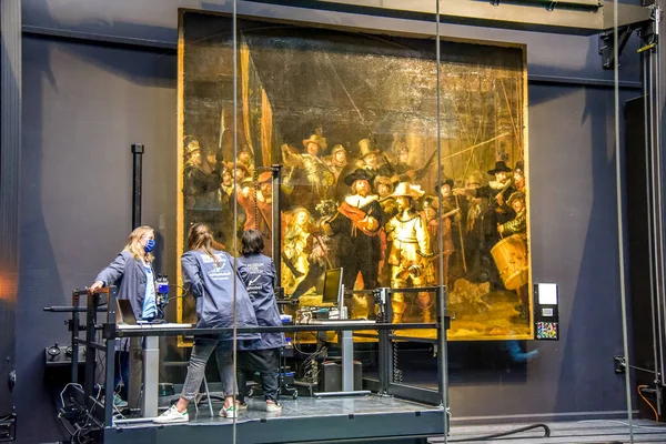 Amsterdam, Hollanda 'da. Eylül 2020. Meşhur yağlı boya resmin restorasyonu Rembrandt van Rijn 'ın Gece Nöbeti.