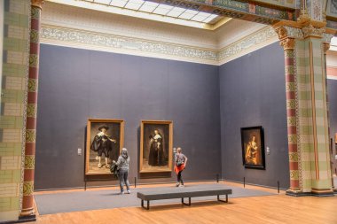 Hollanda, Amsterdam 'daki Rijksmuseum' da ziyaretçiler.