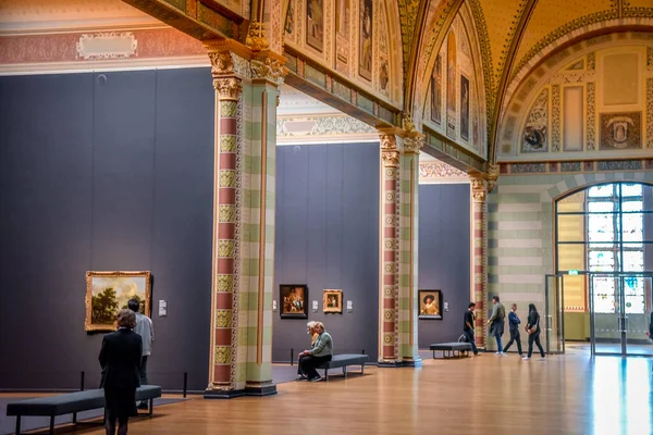 Visitors in the Rijksmuseum in Amsterdam, the Netherlands. — 스톡 사진