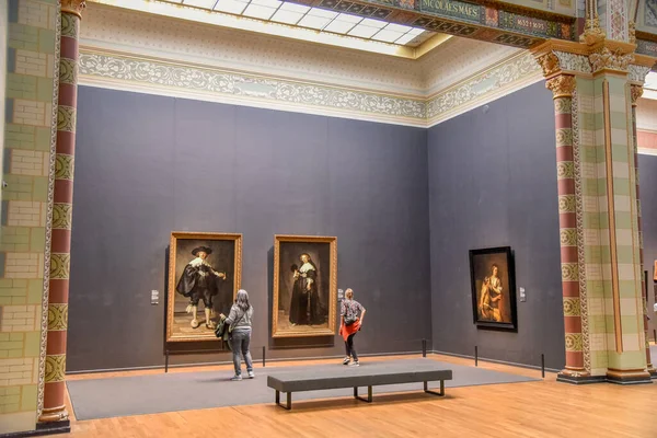 Visitors in the Rijksmuseum in Amsterdam, the Netherlands. — Stock Photo, Image