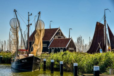 Enkhuizen, Hollanda. Eylül 2020. Hollanda, Enkhuizen 'deki Zuiderzeemuseum açık hava müzesinin limanı.
