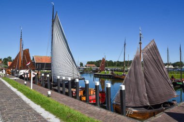 Enkhuizen, Hollanda. Eylül 2020. Hollanda, Enkhuizen 'deki Zuiderzeemuseum açık hava müzesinin limanı.