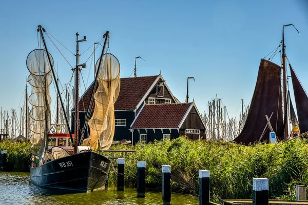 Enkhuizen, Hollanda. Eylül 2020. Hollanda, Enkhuizen 'deki Zuiderzeemuseum açık hava müzesinin limanı.