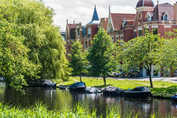 Antiguas mansiones en el centro de Alkmaar. — Foto de Stock