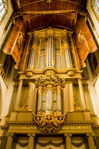 O órgão na igreja Laurentius em Alkmaar. — Fotografia de Stock