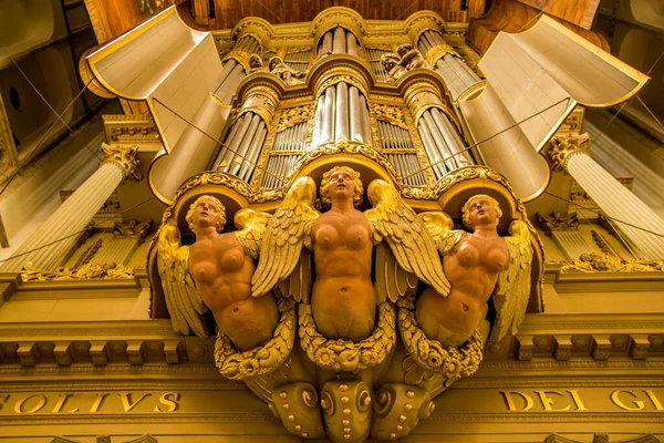 O órgão na igreja Laurentius em Alkmaar. — Fotografia de Stock