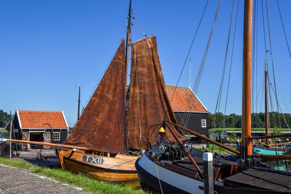 Enkhuizen, Nederländerna. September 2020. den gamla hamnen med sina traditionella fiskebåtar i Enkhuizen. — Stockfoto