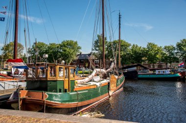 Hollanda 'nın Den Helder limanında eski yelkenli tekneleri.