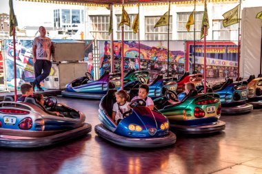 Den Helder, Hollanda, 7 Temmuz 2021. Atlıkarıncalı ve çarpışan arabalı bir panayır..