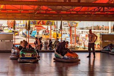Den Helder, Hollanda, 7 Temmuz 2021. Atlıkarıncalı ve çarpışan arabalı bir panayır..