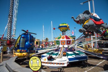 Den Helder, Hollanda, 7 Temmuz 2021. Atlıkarıncalı ve çarpışan arabalı bir panayır..