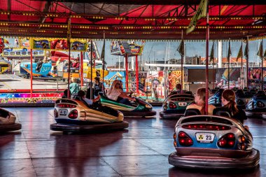 Den Helder, Hollanda, 7 Temmuz 2021. Atlıkarıncalı ve çarpışan arabalı bir panayır..