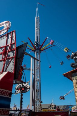 Den Helder, Hollanda. 8 Temmuz 2021 'de atlı karınca ve çarpışan arabalı bir fuar sahnesi.