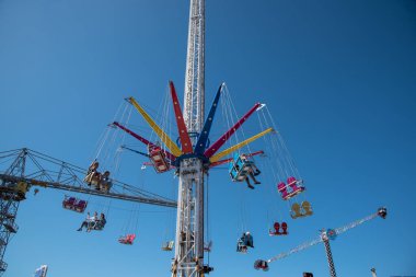 Den Helder, Hollanda. 8 Temmuz 2021 'de atlı karınca ve çarpışan arabalı bir fuar sahnesi.