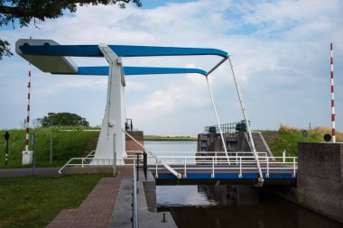 Westerland, Hollanda. 32 Temmuz 2021. Amstelmeer yakınlarında kapalı çizim köprüsü.