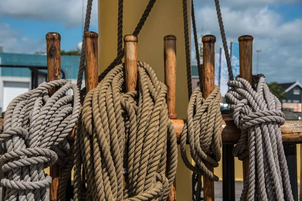 Den Helder, the Netherlands. July 31 2021. The ropework and corvine nails on the deck of an old ship. — стоковое фото