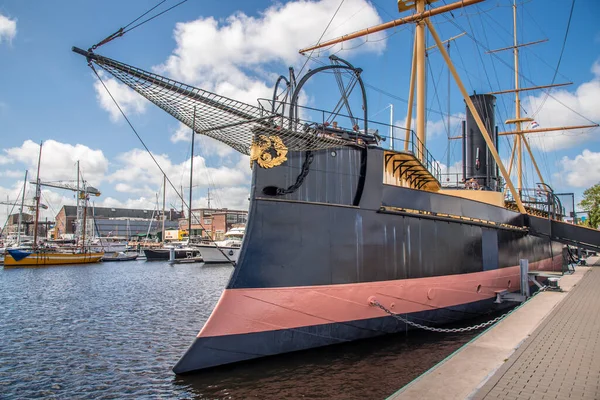 Den Helder, Hollanda. 31 Temmuz 2021. Den Helder 'deki Willemsoord rıhtımında tarihi ram gemisi De Schorpioen' in baş ve kıç tarafı..