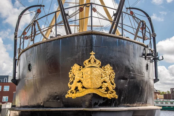 Den Helder, Países Bajos. 31 de julio de 2021. Arco y popa del buque de ariete histórico De Schorpioen en el muelle del muelle Willemsoord en Den Helder. —  Fotos de Stock