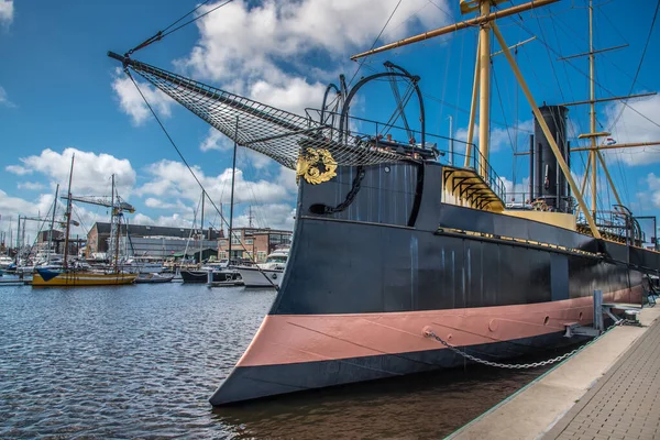 Den Helder, Países Bajos. 31 de julio de 2021. Arco y popa del buque de ariete histórico De Schorpioen en el muelle del muelle Willemsoord en Den Helder. — Foto de Stock