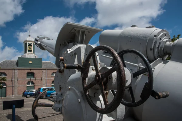 Den Helder, the Netherlands. July 20, 2021. Defensive artillery with the naval museum in the background. — Stock Photo, Image