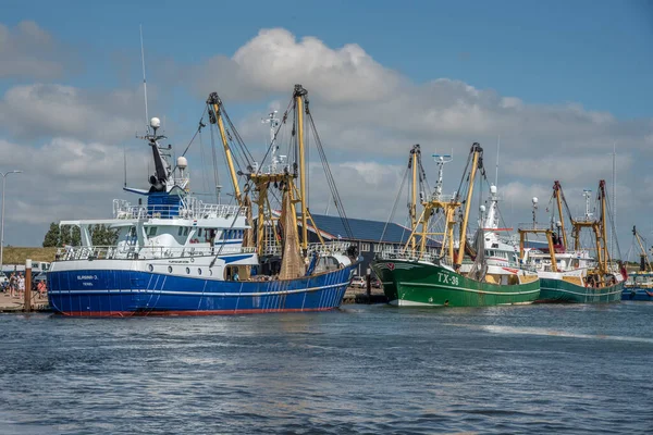 Oudeschild, Texel, Nederländerna. 13 augusti 2021. Hamnen i Oudeschild på ön Texel. — Stockfoto