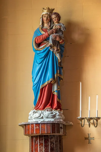 Den Hoorn, Texel, Países Baixos. 13 de agosto de 2021. Estátuas de madeira de santos na igreja de Den Hoorn, Texel. — Fotografia de Stock