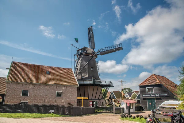 Oudeschild, the Netherlands. August 13 2021. De molen in het dorpje Oudeschild op het eiland Texel. — Stock Photo, Image