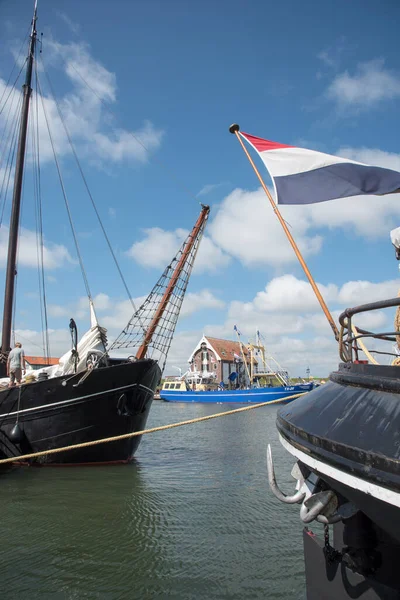 Oudeschild, Nederländerna. 13 augusti 2021. Detaljer om historiska segelfartyg i hamnen i Oudeschild, Texel. — Stockfoto