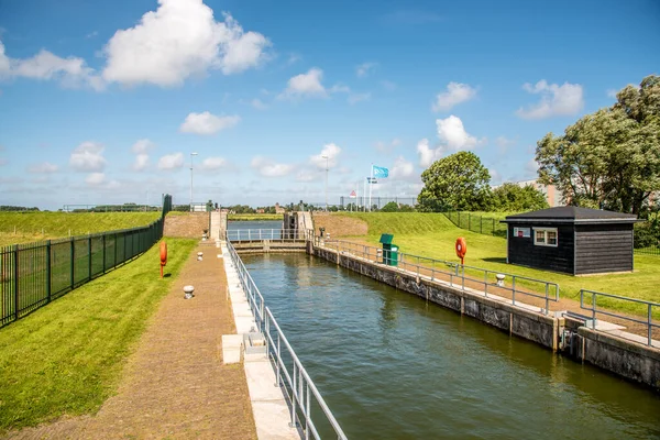 Haukes, Países Bajos. 15 de agosto de 2021. Las esclusas en el Lago Amstel en Holanda Septentrional. —  Fotos de Stock