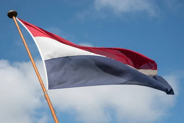 Нідерланди. 13 серпня 2021 року. Голландський прапор, який віє.. — стокове фото
