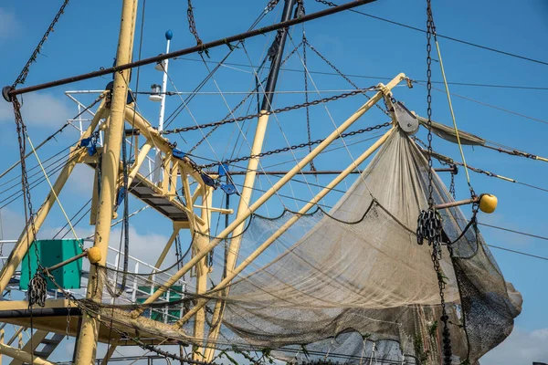 Holanda do Norte, Países Baixos. Agosto de 2021. Equipamento de um barco de pesca no porto de Oudeschild, Texel. — Fotografia de Stock