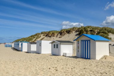 Texel, Hollanda. Ağustos 2021. Teksas 'ın Wadden Adası sahilindeki sahil evleri..