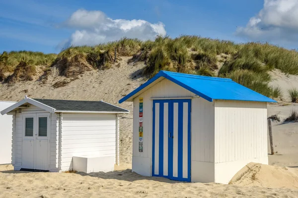 Texel, Holanda. Agosto de 2021. As casas de praia na praia da Ilha de Wadden de Texel. — Fotografia de Stock